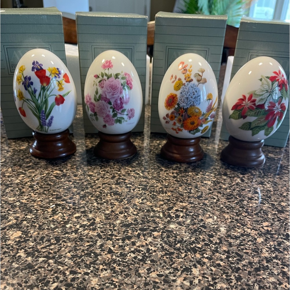 Vintage Avon - Set of vintage Avon “Gifts of nature” porcelain Eggs collection